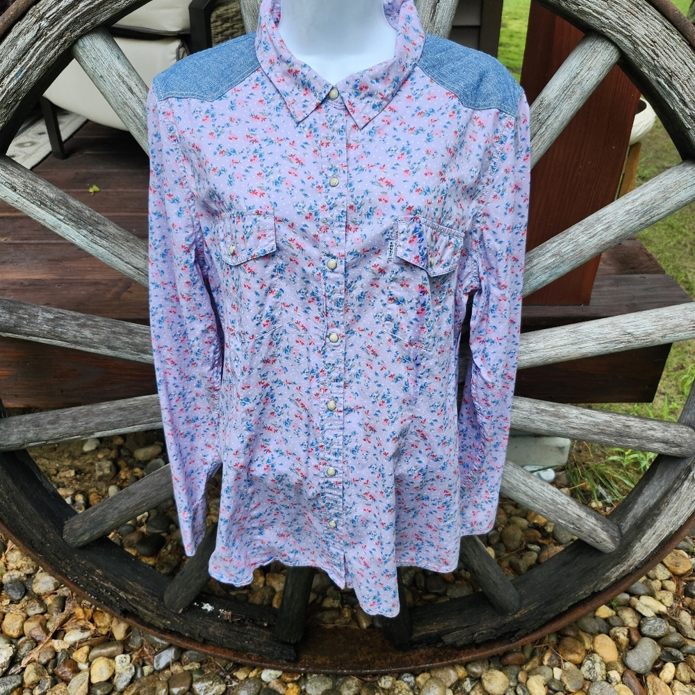 Levi's women's snap button shirt